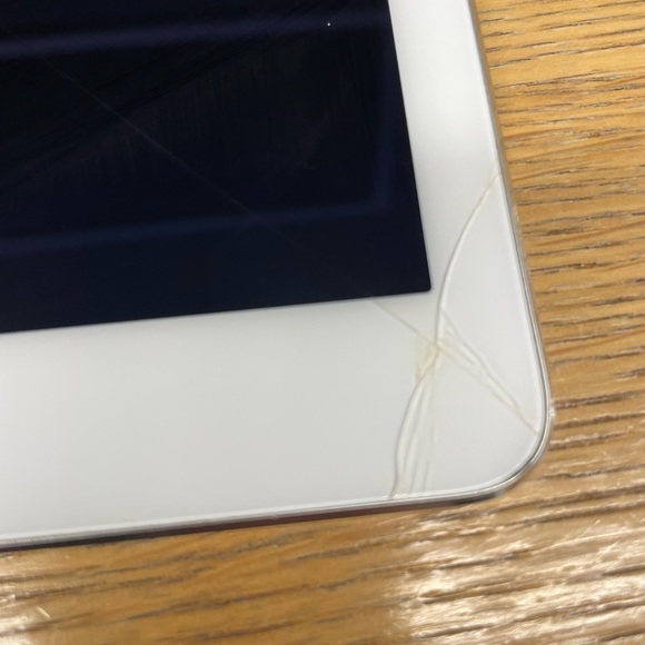 Apple iPad Air 2nd Generation 16GB in Silver cracked screen - Picture 3 of 7